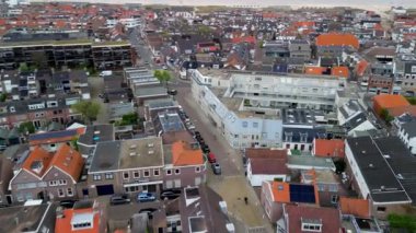 Hollanda kıyı kasabasının güneş çatıları, kırmızı tuğlalı evler, dar sokaklar ve kıyı şeridi ufuk çizgisi sürdürülebilirliğini yoğun kentsel yaşamla harmanlıyor.