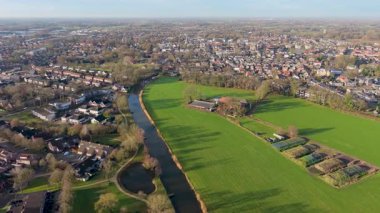 Hollanda 'nın sık evleri, dolambaçlı nehirler ve bahçeli yeşil tarlaların havadan görünüşü banliyö planlarını ve doğal manzarayı uyumlu bir şekilde harmanlıyor..