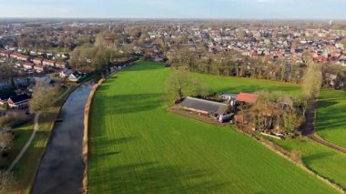 Hollanda 'nın sık evleri, dolambaçlı nehirler ve bahçeli yeşil tarlaların havadan görünüşü banliyö planlarını ve doğal manzarayı uyumlu bir şekilde harmanlıyor..