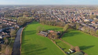 Hollanda 'nın sık evleri, dolambaçlı nehirler ve bahçeli yeşil tarlaların havadan görünüşü banliyö planlarını ve doğal manzarayı uyumlu bir şekilde harmanlıyor..