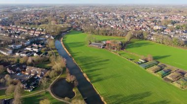 Hollanda 'nın sık evleri, dolambaçlı nehirler ve bahçeli yeşil tarlaların havadan görünüşü banliyö planlarını ve doğal manzarayı uyumlu bir şekilde harmanlıyor..