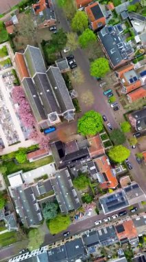 Avrupa 'nın tarihi kilisesinin havadan görünüşü, uzun çan kulesi çapaları, kırmızı çatılı evler, ağaçlarla kaplı sokaklar, çiçek açan bahçeler ve mezarlıklar, sakin bir ilkbahar manzarası oluşturuyor..