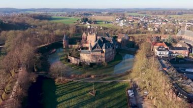 Hendek, kilise kulesi, yoğun evler ve uzak rüzgar türbinleriyle Hollanda kentinin havadan görünüşü, ortaçağ mirasıyla modern sürdürülebilirliği harmanlıyor..