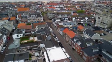 Düşük katlı evleri, dar sokakları, güneş çatıları ve arka planda denizi olan kıyı kasabasının havadan görünüşü. Mimari karışım ve sürdürülebilir dokunuşlar deniz kenarı cazibesiyle şehir yoğunluğunu harmanlıyor.