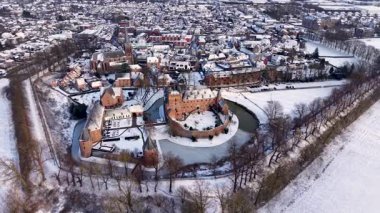 Avrupa 'nın her tarafında kırmızı tuğladan kale ve çember hendek kuleleri ve kilise kulesinin yükselişi yoğun çatılar ve çıplak ağaçlar arasında sakin bir kış manzarası vardı..