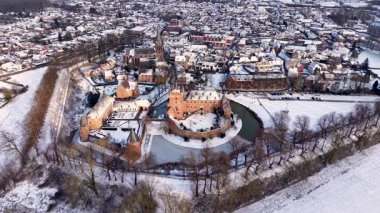 Avrupa 'nın her tarafında kırmızı tuğladan kale ve çember hendek kuleleri ve kilise kulesinin yükselişi yoğun çatılar ve çıplak ağaçlar arasında sakin bir kış manzarası vardı..
