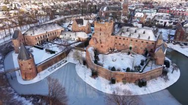 Kar, Avrupa 'nın kırmızı tuğlalı şatosunu, donmuş hendek ve merkezi avlu kuleleri ile, kilise kulesi ve kış aylarında çatılarla tezat oluşturan güçlendirilmiş duvarlarıyla kapladı..
