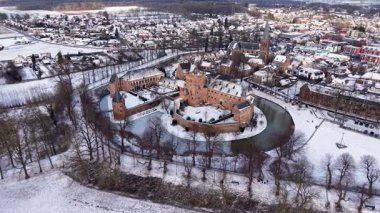 Avrupa 'nın her tarafında kırmızı tuğladan kale ve çember hendek kuleleri ve kilise kulesinin yükselişi yoğun çatılar ve çıplak ağaçlar arasında sakin bir kış manzarası vardı..