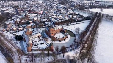 Avrupa 'nın her tarafında kırmızı tuğladan kale ve çember hendek kuleleri ve kilise kulesinin yükselişi yoğun çatılar ve çıplak ağaçlar arasında sakin bir kış manzarası vardı..