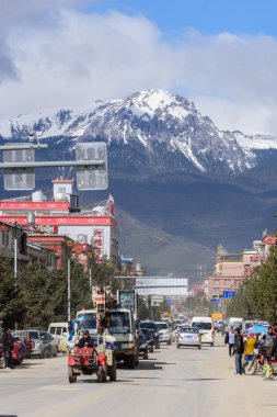 Shangri-La, Çin-20 Nisan 2016:Traffic kavşak Shangri-la City.