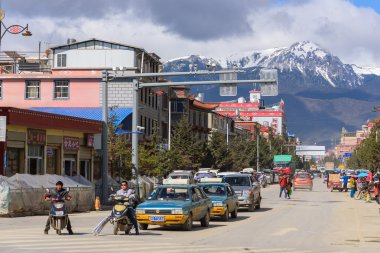 Shangri-La, Çin-20 Nisan 2016:Traffic kavşak Shangri-la City.
