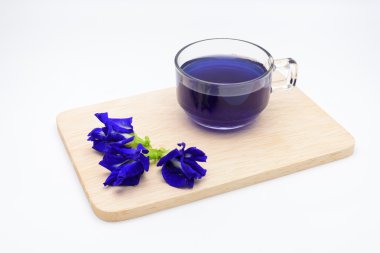 Kelebek bezelye suyu bezelye çiçek w üzerinde ahşap plaka üzerinde yığını ile