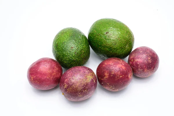 Grupo de aguacates y maracuyá aislados sobre fondo blanco — Foto de Stock