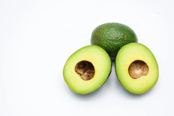 Mitad de aguacates verdes aislados sobre fondo blanco — Foto de Stock