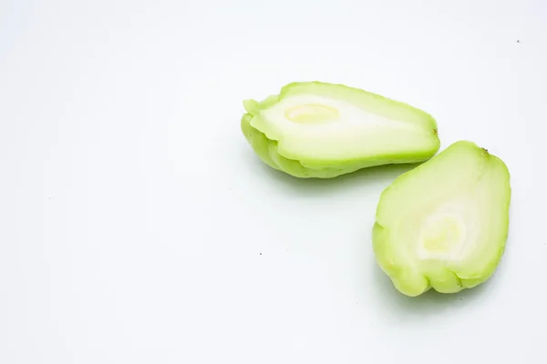 Chayote fresco en rodajas y medio aislado sobre fondo blanco . — Foto de Stock