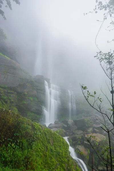 Landschaft des Tad Huay Ping Wasserfalls im tiefen Regenwald von Bola — Stockfoto