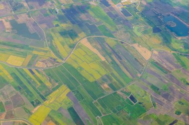Pirinç tarlaları uçan uçak penceresinden görüntülemek.