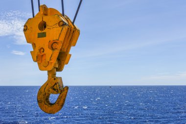 Vinç kanca denizin gökyüzü ve bulutlar arka plan ile offshore