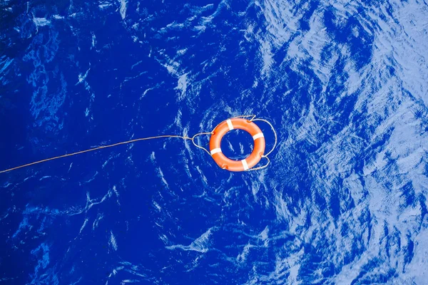 Leven boei gebonden met touw rescue drijvend in de zee. — Stockfoto