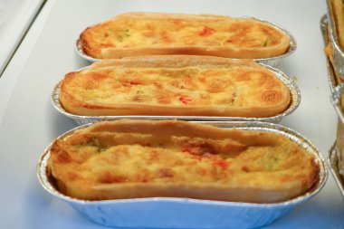 elmalı turta tepsi seçici odak içinde.