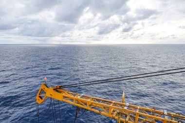 Boom yapısı ve mavi gökyüzü arka plan üzerinde metal askı vinç