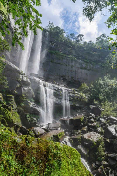 Paesaggio di Tad Huay Ping cascata nella foresta pluviale profonda di Bola — Foto Stock