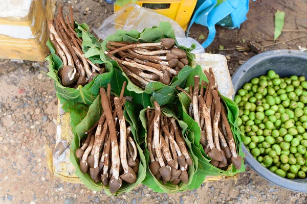 Termita Seta en hoja de plátano que se vende en el mercado . — Foto de Stock