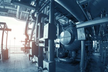 Sanayi fabrikası konsepti, ekipman, kablolar ve borular modern bir endüstriyel enerji santralinde ya da kıyı platformunda bulunabilir..