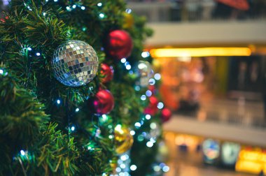 Süslü Noel ağacı ve yeni yıl tatili ışıldıyor, parlıyor. Mutlu yıllar teması Bokeh arka planını bulanıklaştırdı.