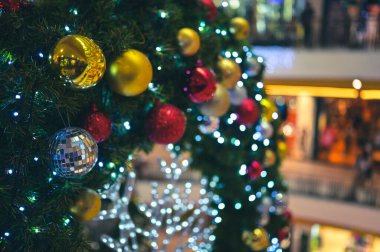 Süslü Noel ağacı ve yeni yıl tatili ışıldıyor, parlıyor. Mutlu yıllar teması Bokeh arka planını bulanıklaştırdı.