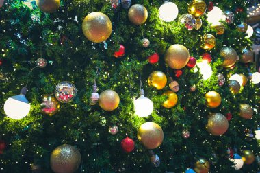 Süslü Noel ağacı ve yeni yıl tatili ışıldıyor, parlıyor. Mutlu yıllar teması Bokeh arka planını bulanıklaştırdı.