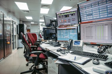 Sistem İzleme Odası 'nda ya da kontrol odasında birçok monitörde çalış. Tesis Bitki Gösterme İşlemi Ekranlarla Doludur.