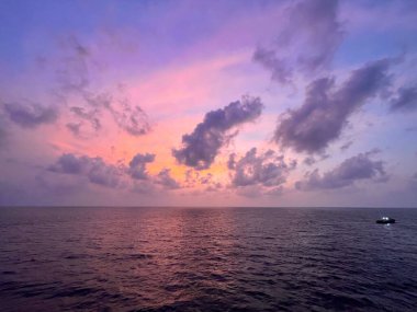 Tropikal denizin üzerinde güzel bir gün doğumu ve bulutlar sabahın erken saatlerinde deniz manzarası..