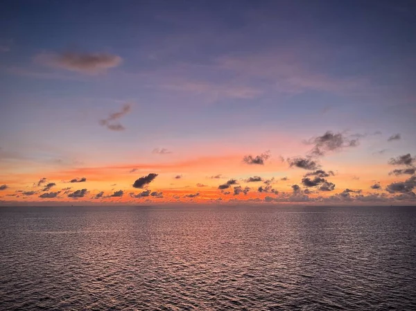 Belo Nascer Sol Nuvens Sobre Mar Tropical Paisagem Marinha Início — Fotografia de Stock