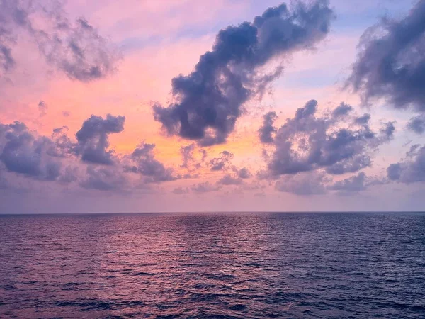 Hermoso Amanecer Nubes Sobre Mar Tropical Paisaje Marino Temprano Mañana Imagen de stock