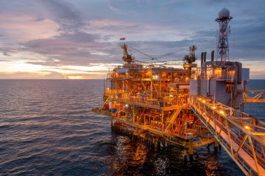 Offshore petrol ve gaz merkezi işleme platformu güneş batımında ham gaz, ham gaz, ham ve hidrokarbon üretiyor ve daha sonra kıyıdaki rafine petrokimya endüstrisine gönderiliyor. Güç ve enerji sektörü.
