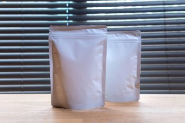 Beyaz Kraft Kağıt Torba, sehpanın üzerinde kahve poşeti..