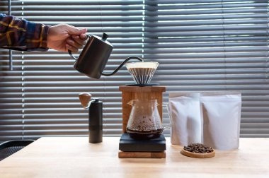 Elden damlayan kahve, barista boş paket kahve ile damlatan kahve kahve kahve. Kahve dükkanı kavramının alternatif yolları..