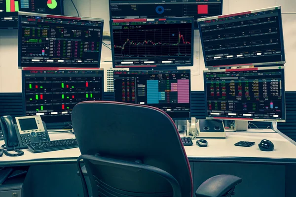 股票数据监测组对数据进行分析 在监控室内提供图表 外汇交易图 股票在线交易 金融投资等数据 — 图库照片