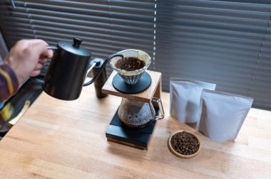 Elden damlayan kahve, barista boş paket kahve ile damlatan kahve kahve kahve. Kahve dükkanı kavramının alternatif yolları..