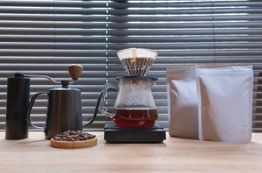 Elden damlayan kahve, barista boş paket kahve ile damlatan kahve kahve kahve. Kahve dükkanı kavramının alternatif yolları..