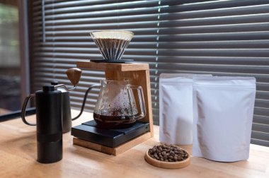 Elden damlayan kahve, barista boş paket kahve ile damlatan kahve kahve kahve. Kahve dükkanı kavramının alternatif yolları..