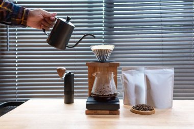 Elden damlayan kahve, barista boş paket kahve ile damlatan kahve kahve kahve. Kahve dükkanı kavramının alternatif yolları..