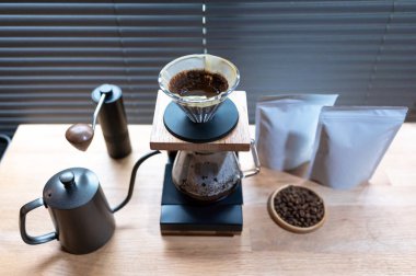 Elden damlayan kahve, barista boş paket kahve ile damlatan kahve kahve kahve. Kahve dükkanı kavramının alternatif yolları..