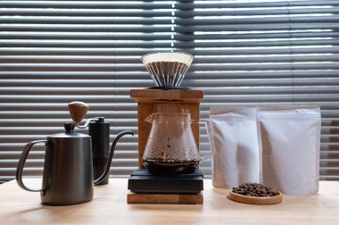 Elden damlayan kahve, barista boş paket kahve ile damlatan kahve kahve kahve. Kahve dükkanı kavramının alternatif yolları..