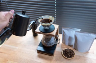 Elden damlayan kahve, barista boş paket kahve ile damlatan kahve kahve kahve. Kahve dükkanı kavramının alternatif yolları..