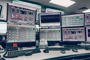 Sistem İzleme Odası 'ndaki ya da Kontrol Odası' ndaki İşlem Kontrol birçok monitörde çalışır. Tesis Bitki Gösterme İşlemi Ekranlarla Doludur.