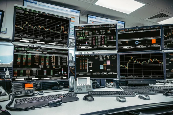 股票数据监测组对数据进行分析 在监控室内提供图表 外汇交易图 股票在线交易 金融投资等数据 — 图库照片