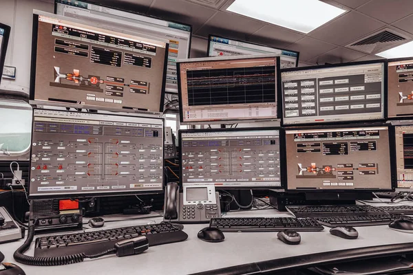 Procesbesturing System Monitoring Room Controlekamer Werk Aan Vele Monitoren Faciliteit — Stockfoto