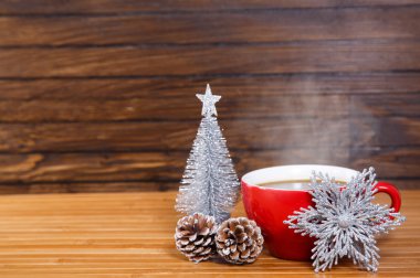 Fincan, kahve ve süslemeleri ile yeni yıl kompozisyon